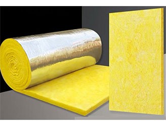 離心玻璃棉是采用石英砂、石灰石、白云石等天然礦石為主要原料，配合一些純堿、硼砂等化工原料熔成玻璃。在融化狀態(tài)下，采用獨(dú)有的離心技術(shù)工藝，借助外力吹制式甩成絮狀細(xì)纖維，纖維和纖維之間為立體交叉，互相纏繞