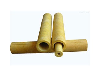 巖棉管是一種主要應(yīng)用于管道的巖棉保溫材料，是以天然玄武巖為主要原料，經(jīng)高溫熔融后，由高速離心設(shè)備制成人造無機(jī)纖維，同時(shí)加入特制的粘結(jié)劑和防塵油，再經(jīng)加溫固化，制作成各種規(guī)格，不同要求的巖棉保溫管殼。同